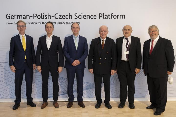 Prof. Dr. Wolf-Dieter Lukas (BMBF), Dr. Uwe Wieland (Volkswagen), Dr. Petr Švarc (Škoda Auto), Prof. Dr. Wolfgang Wahlster (DFKI), Prof. Dr. Vladimír Mařík (CIIRC CTU), Dr. Herbert Zeisel (BMBF)