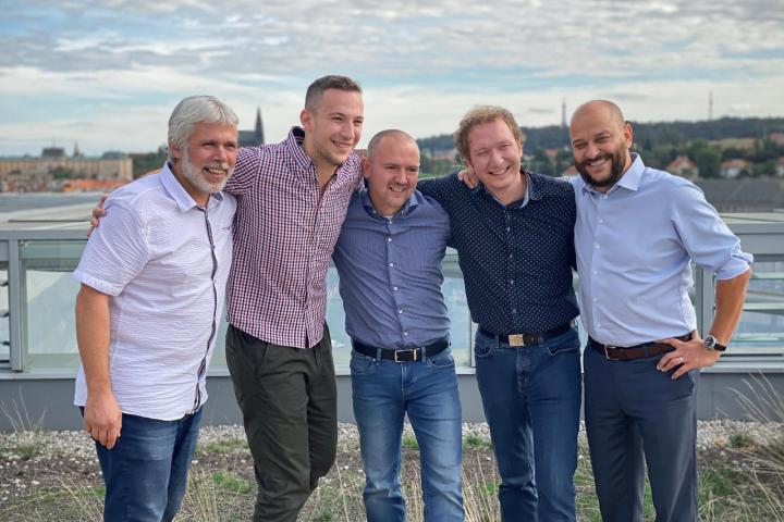 Foto: Lukáš Socha. Členové oceněného týmu CIIRC ČVUT. Zleva Pavel Burget, Alexandr Lazarov, Petr Kadera, Vít Dočkal a Jaroslav Lískovec.