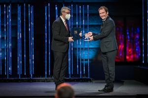 Foto: Úřad vlády ČR. Vít Dočkal přebírá ocenění od vicepremiéra ČR Karla Havlíčka. Foto: Úřad vlády ČR. Vít Dočkal přebírá ocenění od vicepremiéra ČR Karla Havlíčka.
